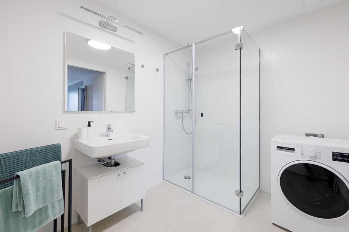 Lovely Apartment In Marina Tower - 10Min To City Center Vienna Exterior photo